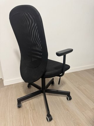 Silla de oficina FLINTAN negra con reposabrazos
