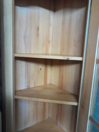 Mueble de esquina decorado