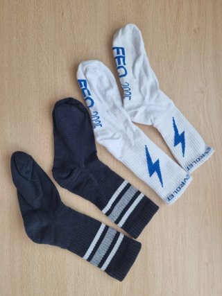 Calcetines altos de deporte blancos y negros