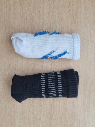 Calcetines altos de deporte blancos y negros