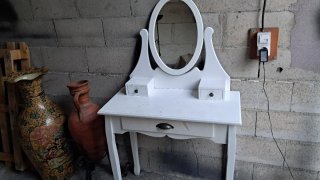 Tocador blanco con espejo ovalado