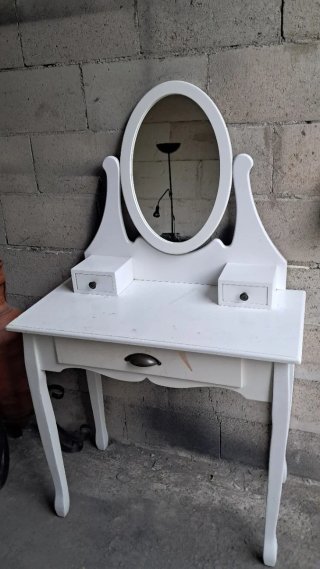 Tocador blanco con espejo ovalado