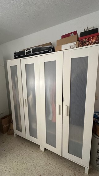 Dos armarios blancos Ikea