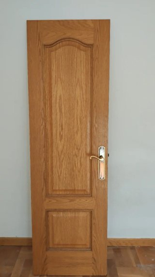 Puertas de roble con manilla dorada