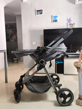 Carro trio de bebé unisex.. Menos de 1 año de uso