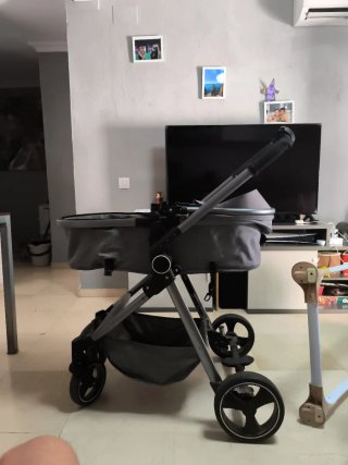 Carro trio de bebé unisex.. Menos de 1 año de uso