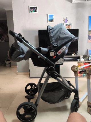 Carro trio de bebé unisex.. Menos de 1 año de uso