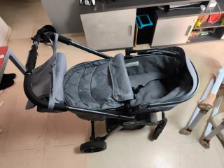 Carro trio de bebé unisex.. Menos de 1 año de uso