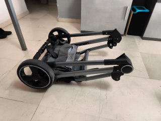 Carro trio de bebé unisex.. Menos de 1 año de uso