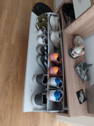 Mueble recibidor madera con espejo y zapatero.
