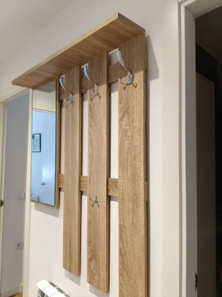 Mueble recibidor madera con espejo y zapatero.