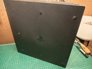 PS4 Pro 1TB + Mando, Cables y Juego