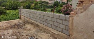 Muro de bloques de construcción y hormigón impreso
