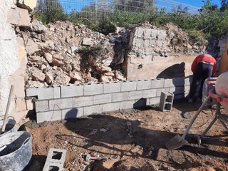 Muro de bloques de construcción y hormigón impreso