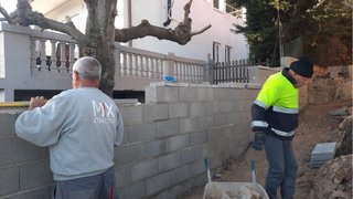 Muro de bloques de construcción y hormigón impreso