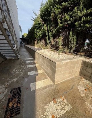 Muro de bloques de construcción y hormigón impreso