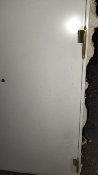 Puerta blindada blanca con 5 llaves