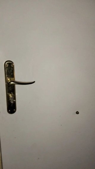 Puerta blindada blanca con 5 llaves