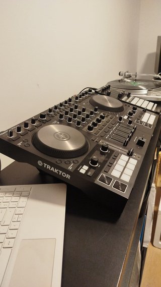 Soporte Controlador DJ Traktor Kontrol F1