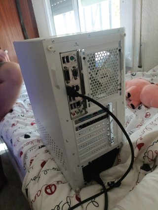 Torre PC MSI Blanca y Plateada