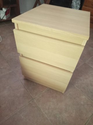Mesita de noche de madera clara
