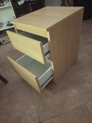 Mesita de noche de madera clara