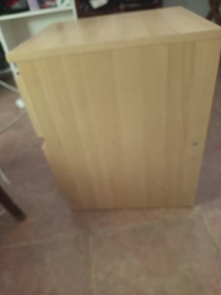 Mesita de noche de madera clara