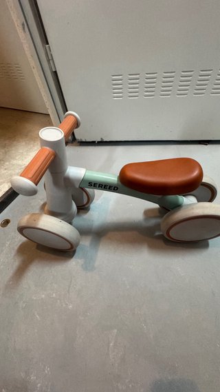 Bicicleta sin pedales para bebé. Marca Sered