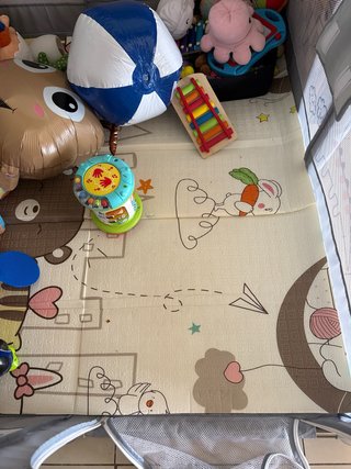 Parque infantil con muchos juguetes