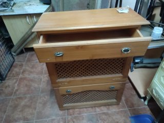 Zapatero de madera marrón