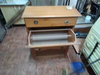 Zapatero de madera marrón
