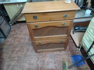 Zapatero de madera marrón