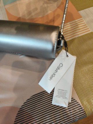 Calvin Klein bolso plateado. Nuevo con etiquetas