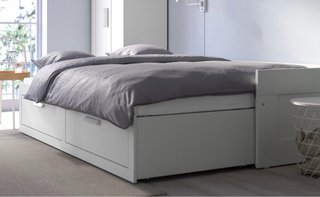 Cama diván blanca con 2 colchones y dos cajones.