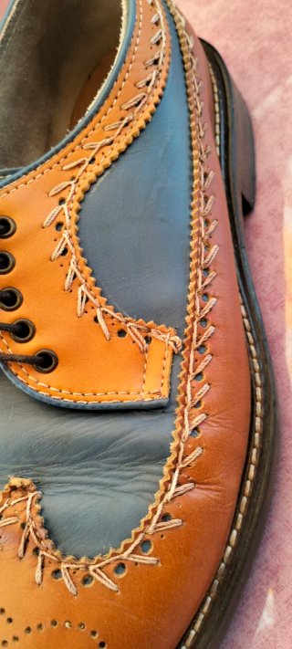 Scarpe uomo Pratesi blu e marroni.