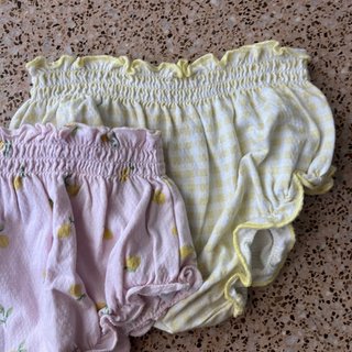 5 Cubre pañales niña 2 estampados y 3 lisos.