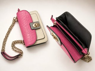 Bolso de mano rosa y beige con cadena