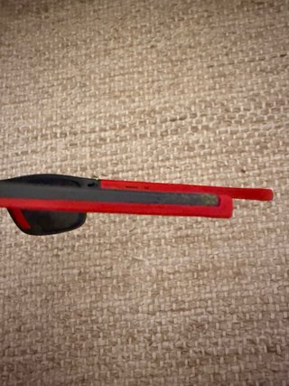 Gafas de sol infantiles negras y rojas