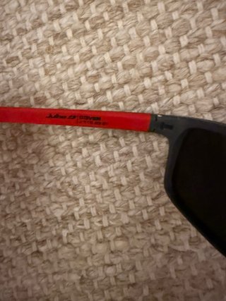 Gafas de sol infantiles negras y rojas