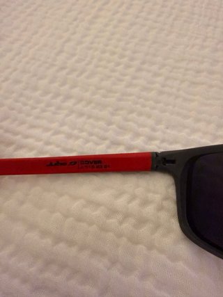 Gafas de sol infantiles negras y rojas
