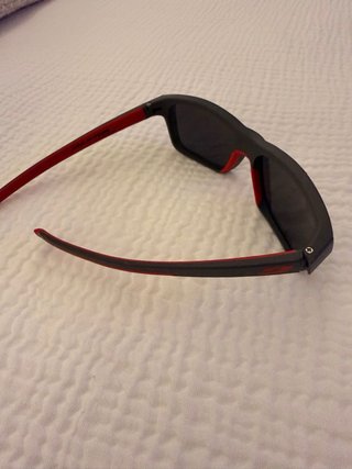Gafas de sol infantiles negras y rojas