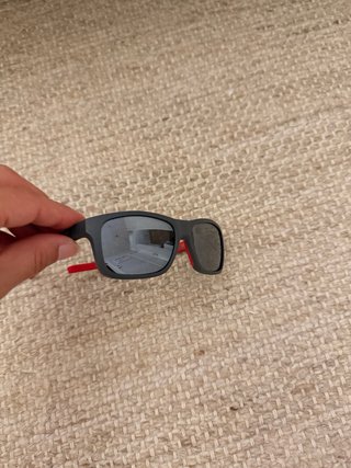 Gafas de sol infantiles negras y rojas