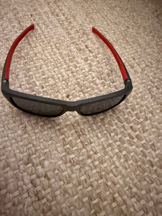 Gafas de sol infantiles negras y rojas