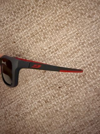 Gafas de sol infantiles negras y rojas