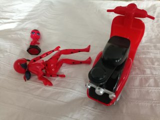 Muñeca Ladybug y Tikki en Moto