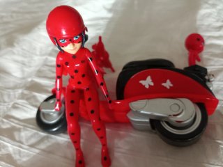 Muñeca Ladybug y Tikki en Moto