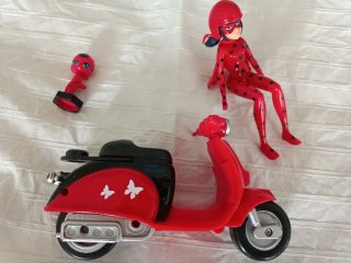 Muñeca Ladybug y Tikki en Moto