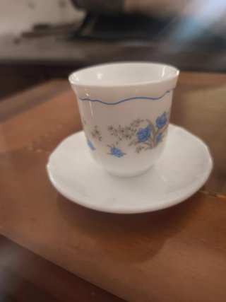 Set di 4 tazze da caffè antiche con piattini