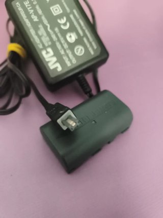 Cargador JVC AP-V17E para videocámara y Bateria
