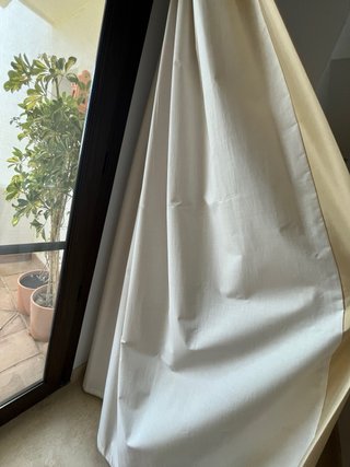 Elegantes cortinas forradas semiopacas beige